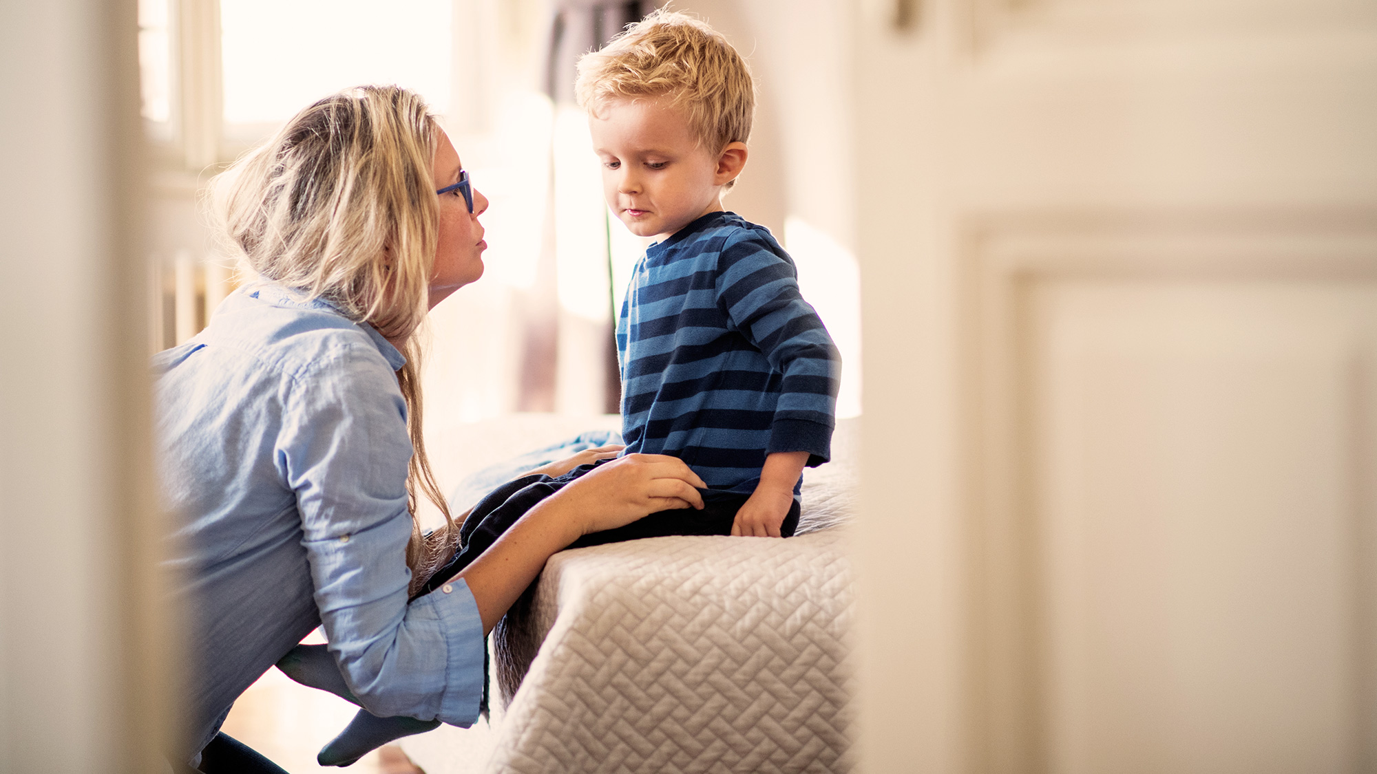 Une maman qui parle à son enfant