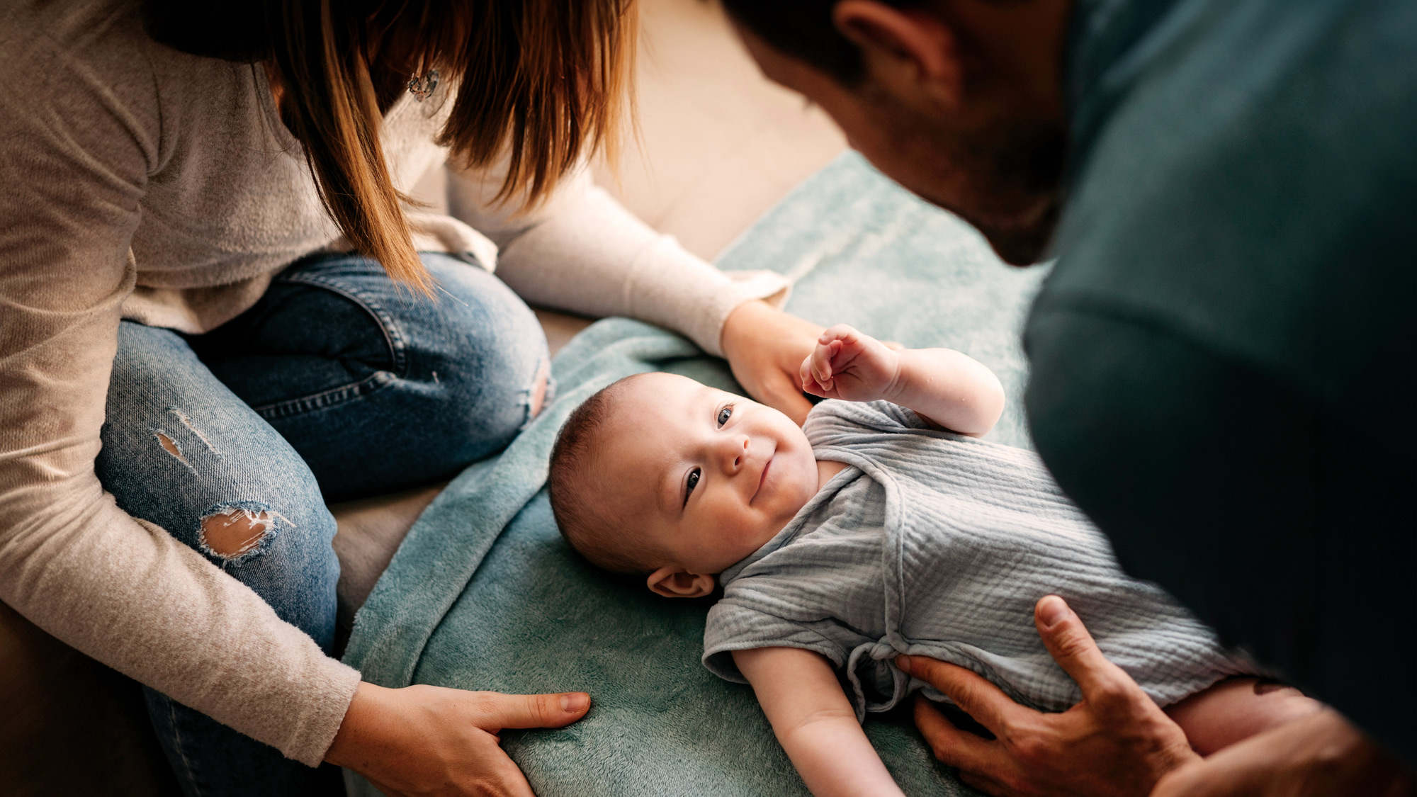 Un papa qui joue avec son nouveau né